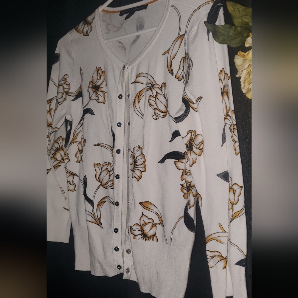 White House Black Market SZ M Floral Magnolia snap closure Cardigan - Picture 2 of 6